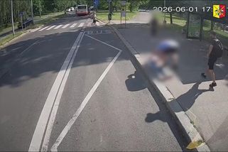 Autobus v Praze vedle sebe vlekl seniorku. Policie pátrá po svědkovi dopravní nehody - Novinky